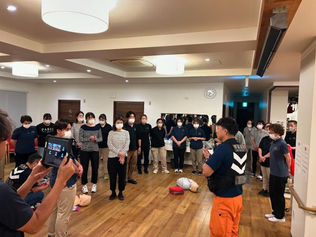 ＊
月に1度のスタッフ勉強会
今月は「AED講習」でした🙇
南消防署より来ていただき
心肺蘇生法やAEDの取り扱いについて実技を交えた
講習を行っていただきました。
初めてAEDを使うスタッフや技能実習生を中心に
救急隊が来るまでの対応や
重要性を改めて学ぶことができました。
いかなる状況でも冷静に対応できるよう
今回の研修を研修で終わらせないよう
再度スタッフ間でも確認できた時間となりました。

勉強会後の楽しみは
恒例の「ケア弁」
@nakadomoshiainaho3311 
今回は新米の🌾おにぎり弁当🍙でした🌈
いつも美味しいお弁当ありがとうございます😋
これを楽しみ参加しているスタッフも多いはず😏

#宇城市
#介護施設
#フォーシーズン
#地域密着型特定施設入居者生活介護 
#小規模多機能型居宅介護 
#グループホーム
#デイサービス
#訪問看護
#居宅介護支援事業所 
#企業主導型保育園 
#救命救急 
#心肺蘇生法
#ケア弁
@sorairo_hoikuen 
@fo_season.houkan