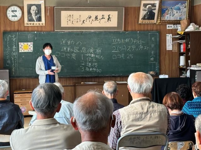 📣📣📣

こんにちは🌞
時差投稿になりますが
先日両仲間公民館で行われています
サロンへ参加させていただきました！
訪問看護の理学療法士より
ロコモティブシンドロームについての講義と
実際に体を動かして
ご自宅でもできる運動をお伝えしました🧘✨
また最後には
フォーシーズンとは⁉️⁉️と地域の方に改めて
事業所のご紹介や施設の役割など
お話しさせてもらいました！
これからも地域の方々と意見交換など積極的に
取り組んでいき
介護でお困りの事など
気軽にご相談ができる事業所作りを
行なっていきたいと思います🙇

#宇城市
#介護施設
#フォーシーズン
#サロン
#地域密着型特定施設入居者生活介護 
#小規模多機能型居宅介護 
#訪問看護
#デイサービス
#グループホーム
#居宅介護支援事業所 
#企業主導型保育園 
@fo_season.houkan 
@sorairo_hoikuen
